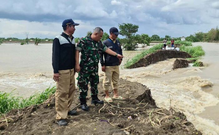 TNI Bantu Evakuasi Warga Terdampak Jebolnya Tanggul Anak Kali Lamong di Desa Cermen Gresik