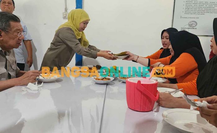 Bersama Karyawan PT Kedawung, Khofifah Dukung dan Lindungi Industri Manufaktur Penyerap Tenaga Kerja Bersama Karyawan PT Kedawung, Khofifah Dukung dan Lindungi Industri Manufaktur Penyerap Tenaga Kerja