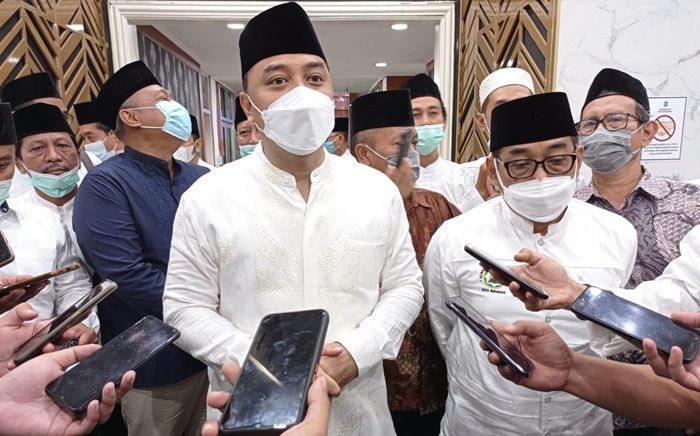 Wali Kota Surabaya: Salat Tarawih di Masjid Wajib Terapkan Protokol Kesehatan Wali Kota Surabaya: Salat Tarawih di Masjid Wajib Terapkan Protokol Kesehatan