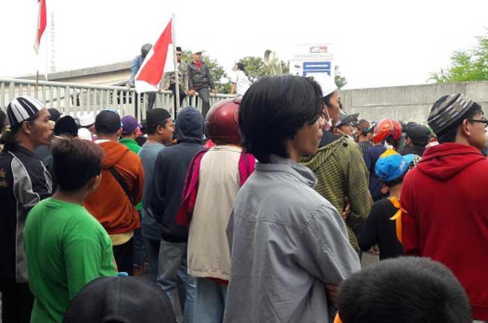 Ribuan Warga Manyar Demo, Minta Jebe Koko Ditutup