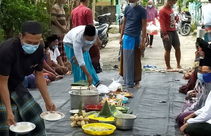 Bancakan Bubur Merah, Warga Plumpang Tuban Gelar Ritual Tolak Bala Corona Bancakan Bubur Merah, Warga Plumpang Tuban Gelar Ritual Tolak Bala Corona