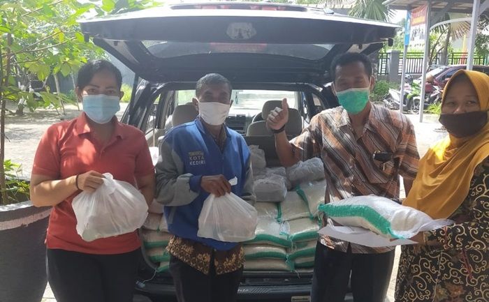 ​Bantuan Sembako untuk Warga Isolasi Covid-19 di Kota Kediri Berlanjut
