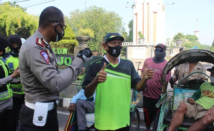 ​Cegah Penyebaran Covid-19, Dirlantas Polda Jatim Bersama Satlantas Polresta Sidoarjo Bagikan Masker