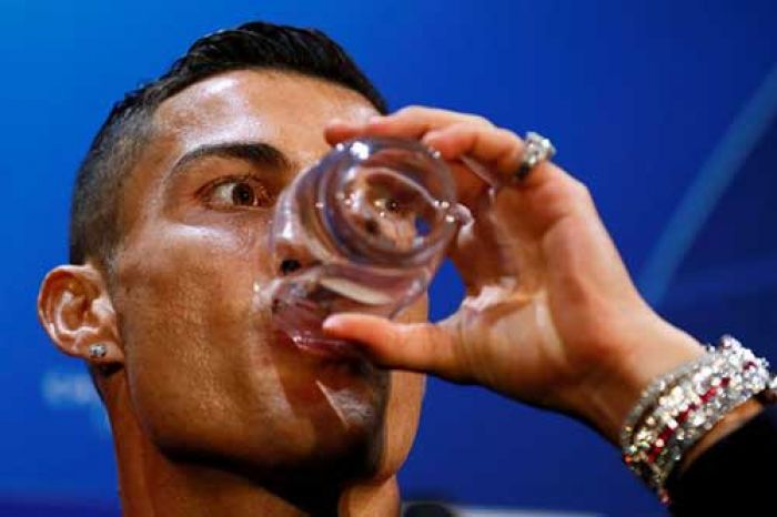 Ronaldo Kenakan Jam Tangan Seharga Rp 36,526 miliar Ronaldo Kenakan Jam Tangan Seharga Rp 36,526 miliar