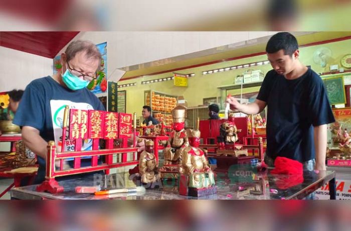 Jelang Imlek, Puluhan Patung Dewa Dewi di Kota Blitar Dibersihkan