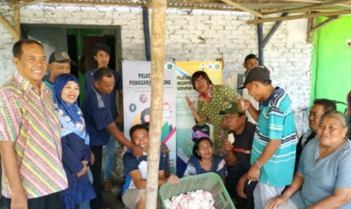Unipa Kenalkan Mesin Pengering Kerupuk Melarat Elektrik pada UMKM Desa Grabagan