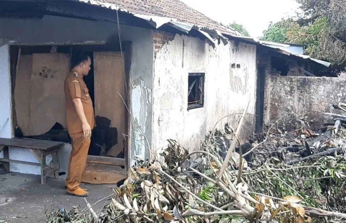 Si Jago Merah Lalap Gudang Mebel di Pasuruan Si Jago Merah Lalap Gudang Mebel di Pasuruan