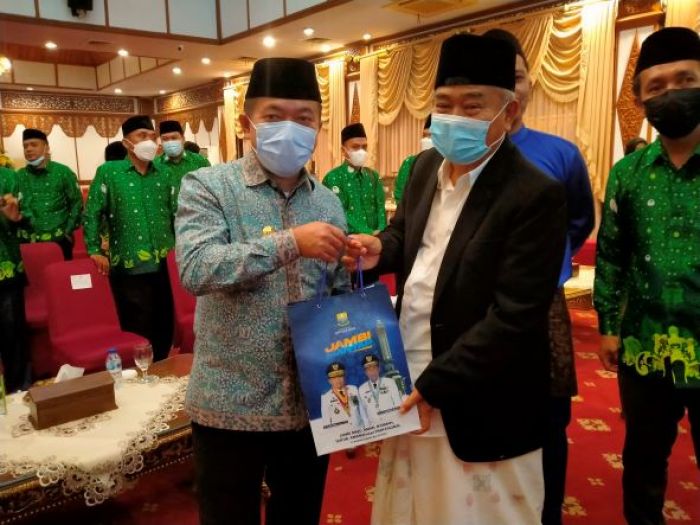 Gubernur Jambi Al Haris Persilakan Kiai Asep Bedah Buku di Rumah Dinasnya