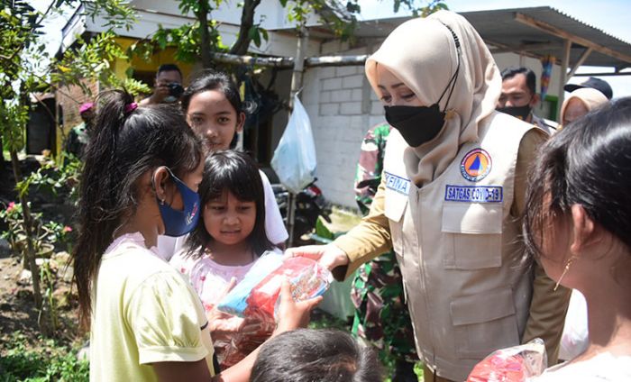 Tinjau Korban Terdampak Puting Beliung di Mojoanyar, Bupati Mojokerto Serahkan Bantuan Kemanusiaan