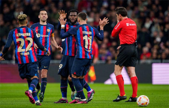 Manchester United dan Barcelona Terkena Hukuman UEFA Terkait Regulasi FFP Manchester United dan Barcelona Terkena Hukuman UEFA Terkait Regulasi FFP