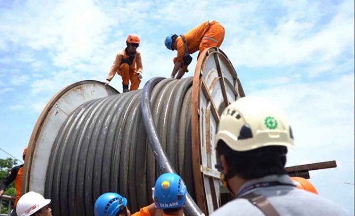 PLN Pulihkan Gangguan Saluran Kabel Tegangan Tinggi 150 KV Ujung-Bangkalan PLN Pulihkan Gangguan Saluran Kabel Tegangan Tinggi 150 KV Ujung-Bangkalan