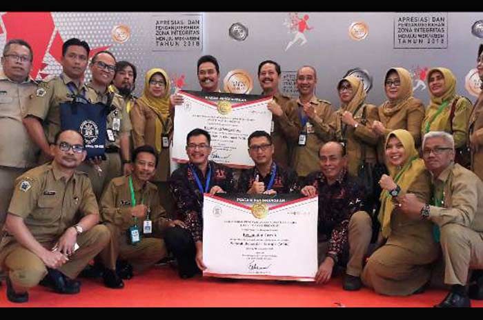 Dua Pejabat Tersangka Korupsi, Gresik Dapat Penghargaan Wilayah Bebas Korupsi Dua Pejabat Tersangka Korupsi, Gresik Dapat Penghargaan Wilayah Bebas Korupsi
