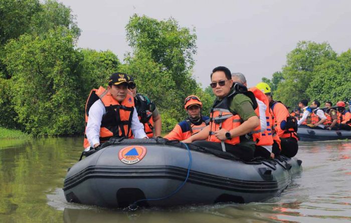 Pj Gubernur Jatim Pimpin Pembersihan Eceng Gondok dan Sampah Penyebab Banjir di Sidoarjo Pj Gubernur Jatim Pimpin Pembersihan Eceng Gondok dan Sampah Penyebab Banjir di Sidoarjo