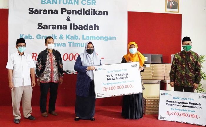 SIG Salurkan Bantuan 30 Laptop dan Dana Pembangunan Sarana Pendidikan SIG Salurkan Bantuan 30 Laptop dan Dana Pembangunan Sarana Pendidikan
