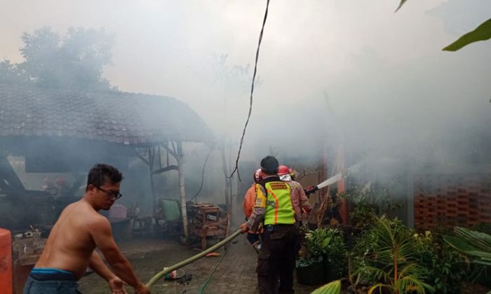 Gudang Kerajinan Tempurung Kelapa di Kota Blitar Ludes Terbakar Gudang Kerajinan Tempurung Kelapa di Kota Blitar Ludes Terbakar