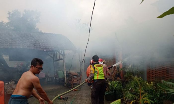 ​Gudang Kerajinan Tempurung Kelapa di Kota Blitar Ludes Terbakar