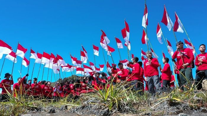 Kibarkan 77 Bendera Merah Putih di Puncak Arjuno, Tim Ekspedisi 77 Diapresiasi Gubernur Khofifah Kibarkan 77 Bendera Merah Putih di Puncak Arjuno, Tim Ekspedisi 77 Diapresiasi Gubernur Khofifah