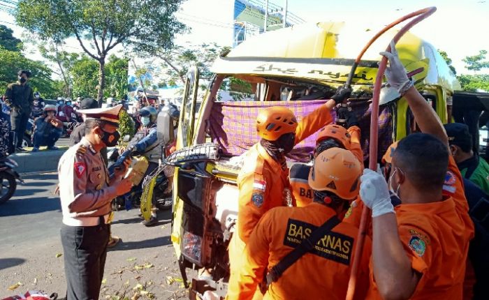 Mobil Travel Tabrak Pohon di Banyuwangi, Seorang Penumpang Terjepit Mobil Travel Tabrak Pohon di Banyuwangi, Seorang Penumpang Terjepit