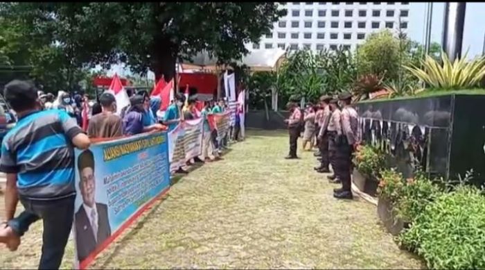 Pakai Topeng Cak Imin, Massa Demo Desak KPK Usut Dugaan Korupsi Ketum PKB Pakai Topeng Cak Imin, Massa Demo Desak KPK Usut Dugaan Korupsi Ketum PKB
