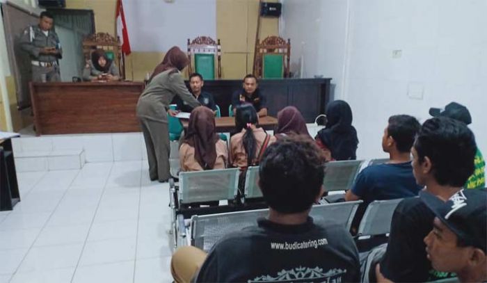 18 Pelajar Bolos di Sidoarjo Terjaring Razia, 6 di antaranya Diamankan saat Teler Usai Pesta Miras 18 Pelajar Bolos di Sidoarjo Terjaring Razia, 6 di antaranya Diamankan saat Teler Usai Pesta Miras