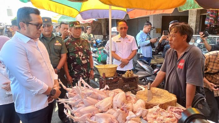 Pastikan Harga Bahan Pokok Stabil Jelang Nataru, Pj Wali Kota Mojokerto Lakukan Sidak Sejumlah Pasar