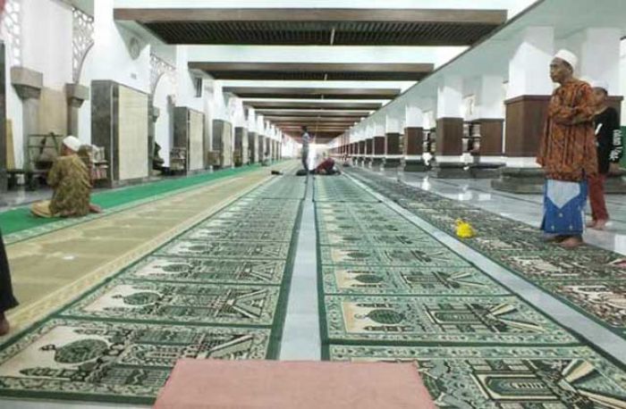 Menelusuri Jejak Kampung Religi di Surabaya (3): Masjid Ampel Sediakan 1000 Takjil Setiap Hari