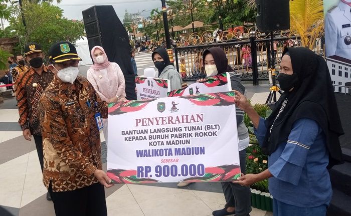 Berbagi Kebahagiaan Lebaran, Pemkot Madiun Bagikan BLT DBHCHT kepada Ratusan Pekerja Pabrik Rokok Berbagi Kebahagiaan Lebaran, Pemkot Madiun Bagikan BLT DBHCHT kepada Ratusan Pekerja Pabrik Rokok