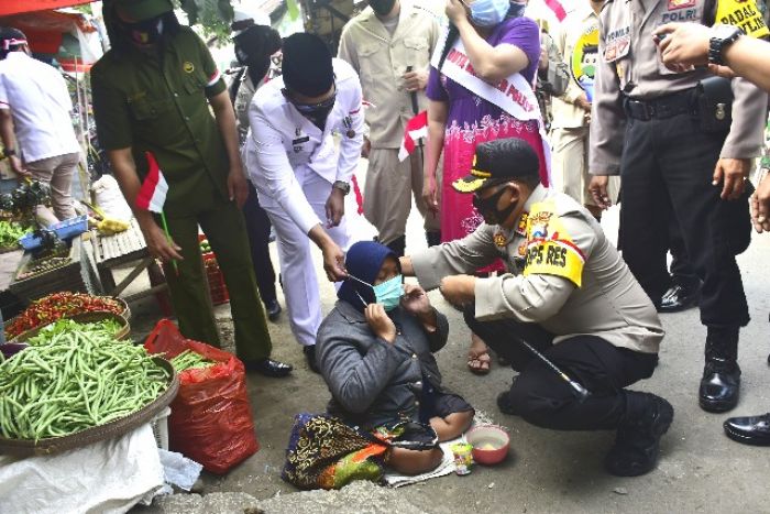 Duta Masker Keliling di Keramaian Ajak Warga Disiplin Protokol Kesehatan