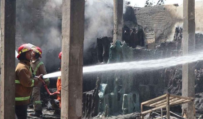 Gudang Plastik di Jombang Terbakar Gudang Plastik di Jombang Terbakar
