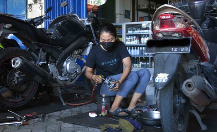 Masih SMK, Mekanik Cantik Asal Sidoarjo Ini Jago Utak-atik Mesin Masih SMK, Mekanik Cantik Asal Sidoarjo Ini Jago Utak-atik Mesin