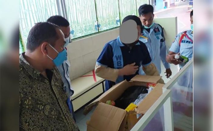 Disimpan di Kotak Kurma, Penyelundupan HP ke Lapas Kelas II B Blitar Berhasil Digagalkan Disimpan di Kotak Kurma, Penyelundupan HP ke Lapas Kelas II B Blitar Berhasil Digagalkan