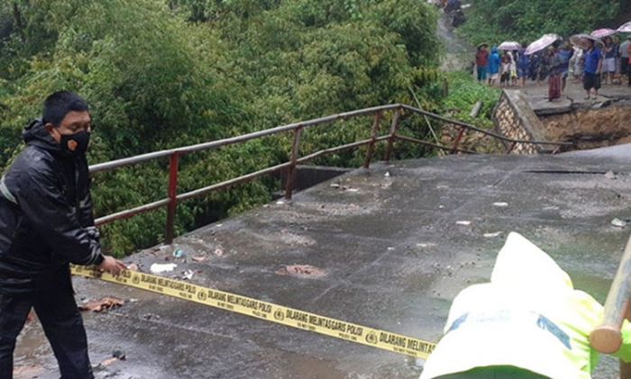 Jembatan Antardesa di Blitar Roboh, Akses Jalan Terputus Jembatan Antardesa di Blitar Roboh, Akses Jalan Terputus