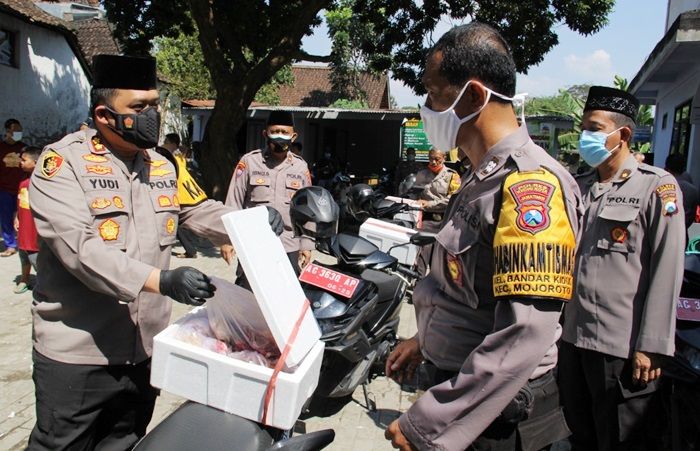 Bagikan Hewan Kurban Door to Door, Kapolres Kediri Kota Ajak Masyarakat Tekan Penyebaran Covid-19