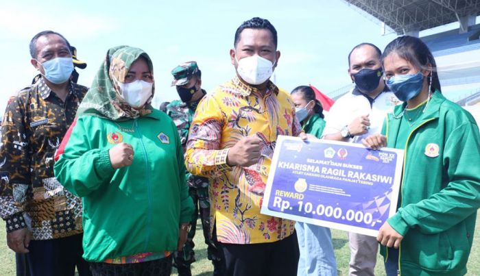 KONI Gresik Serahkan Bonus untuk Para Atlet Peraih Medali PON XX Papua