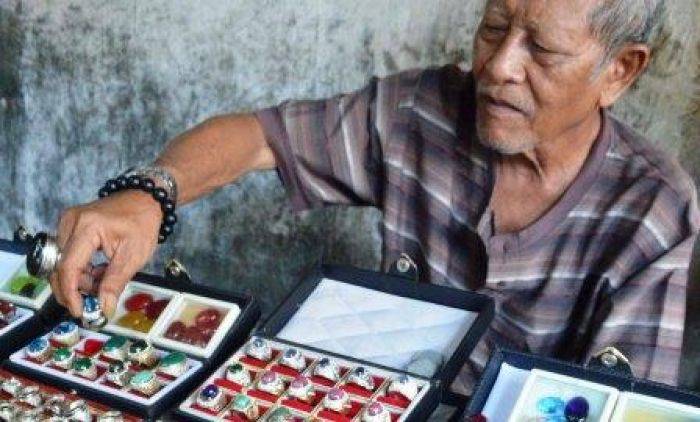 Demam Batu Akik di Madiun, Jumlah Pengrajin Terus Bertambah Demam Batu Akik di Madiun, Jumlah Pengrajin Terus Bertambah