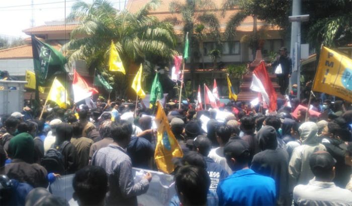 Gabungan Mahasiswa Lamongan Demo Tolak RUU Pertanahan