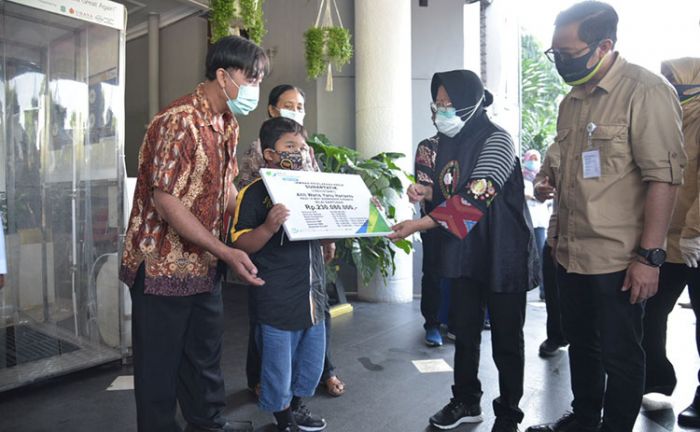 ​Salurkan Bantuan dari BP Jamsostek, Risma Santuni dan Serahkan Beasiswa ke Ahli Waris