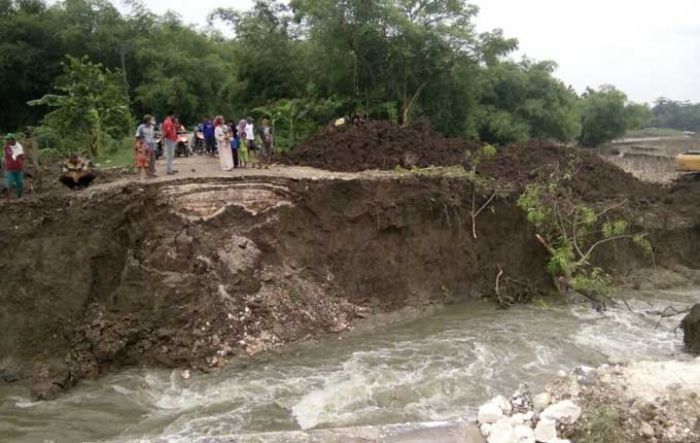Tergerus Air, Jalan Penghubung Desa Pilanggede Jebol 15 Meter