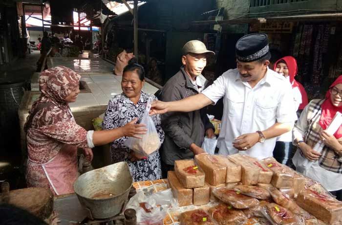 Blusukan ke Pasar Bareng, Gus Syaf Disambati Mahalnya Harga Sembako Blusukan ke Pasar Bareng, Gus Syaf Disambati Mahalnya Harga Sembako
