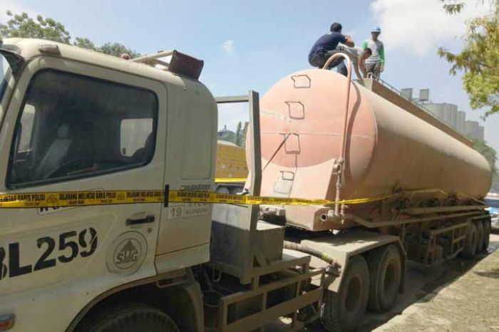 Sopir Truk Tangki Tewas Usai Mengisi Semen di Area Pabrik PT. Semen Gresik Sopir Truk Tangki Tewas Usai Mengisi Semen di Area Pabrik PT. Semen Gresik