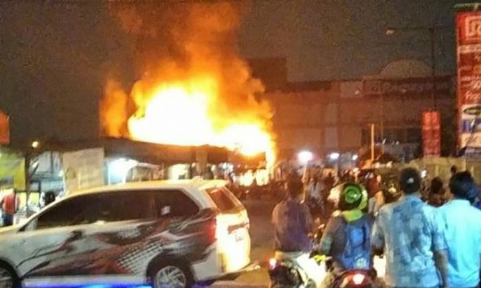 6 Kios Dekat Ramayana Swalayan Sidoarjo Terbakar, 7 Mobil PMK Diterjunkan