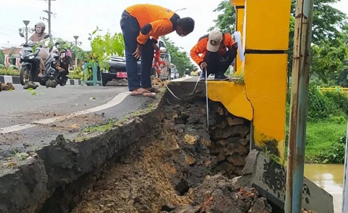 ​Tebing Jalan Nasional di Bawah Jembatan Jalan Trunojoyo Pamekasan Runtuh