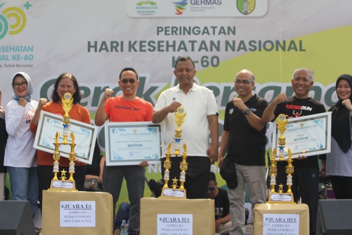 Pjs Bupati Kediri Ikuti Senam Bareng Dinkes di Peringatan Hari Kesehatan Nasional ke-60 Pjs Bupati Kediri Ikuti Senam Bareng Dinkes di Peringatan Hari Kesehatan Nasional ke-60
