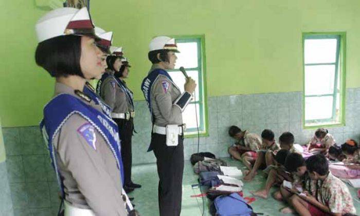 Peringati Hari Guru, 5 Srikandi Lantas di Ngawi Jadi Guru SD Peringati Hari Guru, 5 Srikandi Lantas di Ngawi Jadi Guru SD