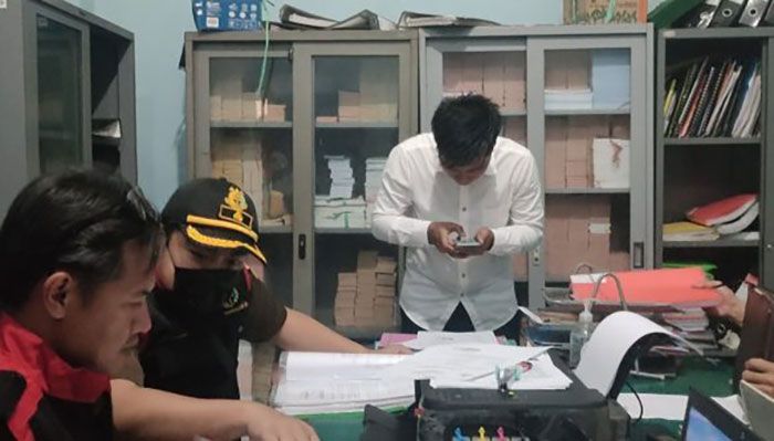 Tim Kejari Sumenep Geledah Kantor PT Sumekar, Ada Apa? Tim Kejari Sumenep Geledah Kantor PT Sumekar, Ada Apa?