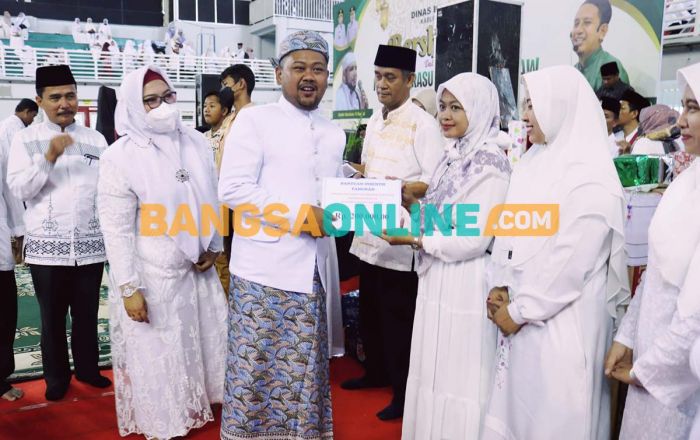 Bupati dan Wabup Gresik Sholawatan dengan Ribuan Guru Bupati dan Wabup Gresik Sholawatan dengan Ribuan Guru