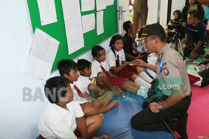 19 Siswa SD di Gandusari Blitar Keracunan Usai Jajan Cilot dan Sosis 19 Siswa SD di Gandusari Blitar Keracunan Usai Jajan Cilot dan Sosis