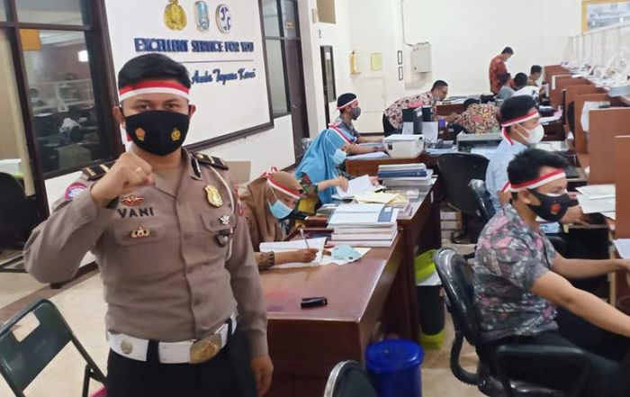 Ajak Wajib Pajak Cinta NKRI, Petugas Samsat Bangil Pakai Ikat Kepala Merah Putih Ajak Wajib Pajak Cinta NKRI, Petugas Samsat Bangil Pakai Ikat Kepala Merah Putih