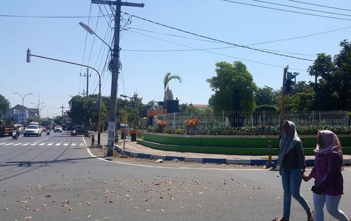 Ditabrak Kendaraan Umum, Puluhan Tiang PJU Milik Pemkab Pasuruan Rusak Ditabrak Kendaraan Umum, Puluhan Tiang PJU Milik Pemkab Pasuruan Rusak