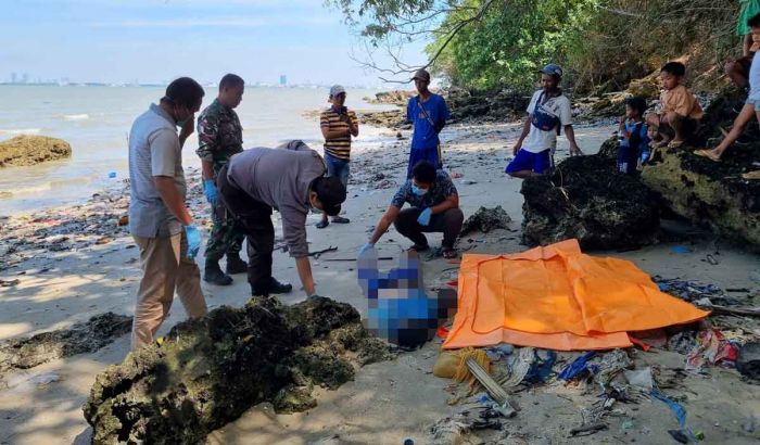 Mayat Tanpa Identitas Ditemukan di Bibir Pantai Dekat Suramadu Wilayah Bangkalan Mayat Tanpa Identitas Ditemukan di Bibir Pantai Dekat Suramadu Wilayah Bangkalan